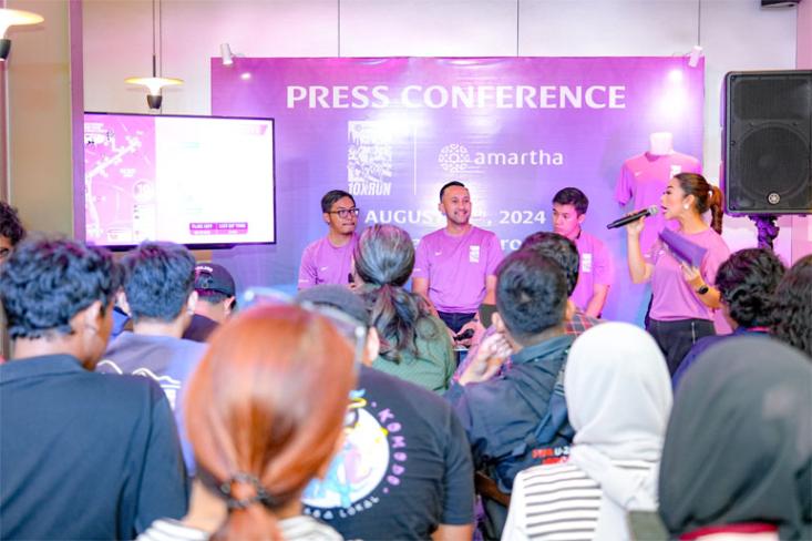 (Ki-ka): Satrio Guardian - Race Director Indonesia Muda Road Runner (IMRR), Ramdhan Anggkaradibrata - Chief Finance Officer Amartha, dan Coach Budiyanto Januar - Pegiat Lari saat melakukan kegiatan konferensi pers Amartha 10X Run di Jakarta (14/8).