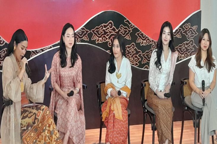 Ki-ka: MC, Putri Lukman, Prilly Latuconsina, Dara Sarasvati, dan Shanandra Felita. Foto: Novi