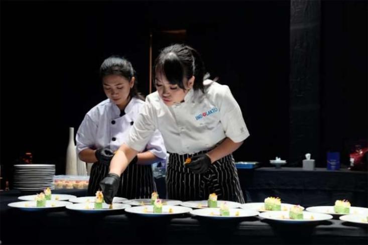 Chef Kim saat mempresentasikan penggunaan Australian Butter Baking dan Indomilk Good Milk pada Tropical Cake. Foto: Ist