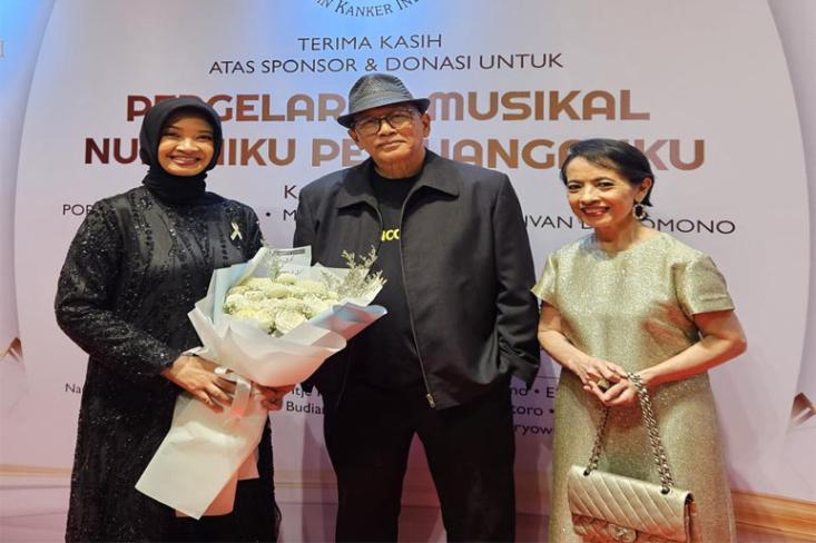 Ki-ka: Pratiwi Astar (Humas YKI), Prof. DR. dr. Aru Wisaksono Sudoyo (Ketua Umum YKI), dan Poppy Hayono Isman. Foto: Ist