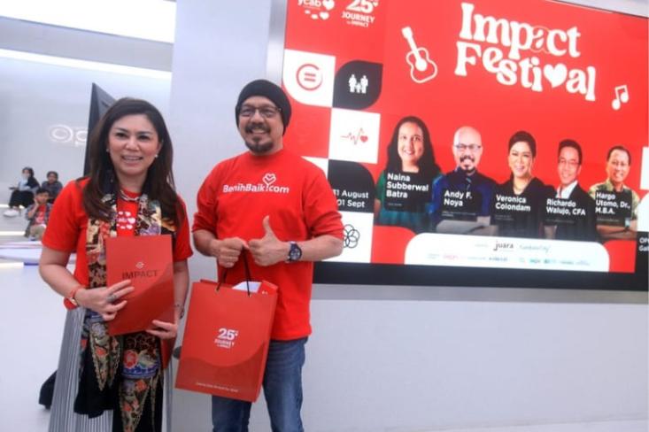 Veronica Colondam, Pendiri dan CEO YCAB Foundation bersama Andi F. Noya, Pendiri BenihBaik. Foto: Ist