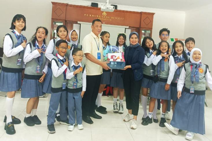 Simbolis penyerahan Merchandise oleh Anggun Domastry, Marcomm Manager KidZania Jakarta kepada Yovie, HRD Manager PT. Khong Guan Biscuit Factory  Indonesia pada Sidang Kerja ketiga KidZania CongreZZ Kids 2023 - 2025 (Foto: Efa)