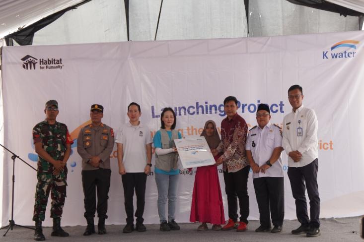 Penyerahan 6 rumah layak huni dan 29 unit toilet secara simbolis oleh Habitat for Humanity Indonesia dan K-water di Rajeg, Tangerang (Foto: Ist)