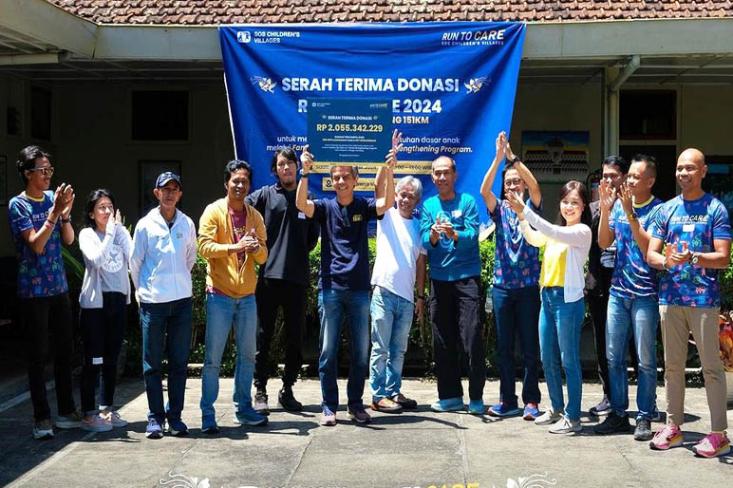 Serah terima donasi secara simbolis yang dilakukan oleh perwakilan Pelari Run to Care 2024 Bandung - Lembang 150 KM di Lembang, Sabtu, 7 September 2024 (Foto: dok. SOS Children 's Villages Indonesia)