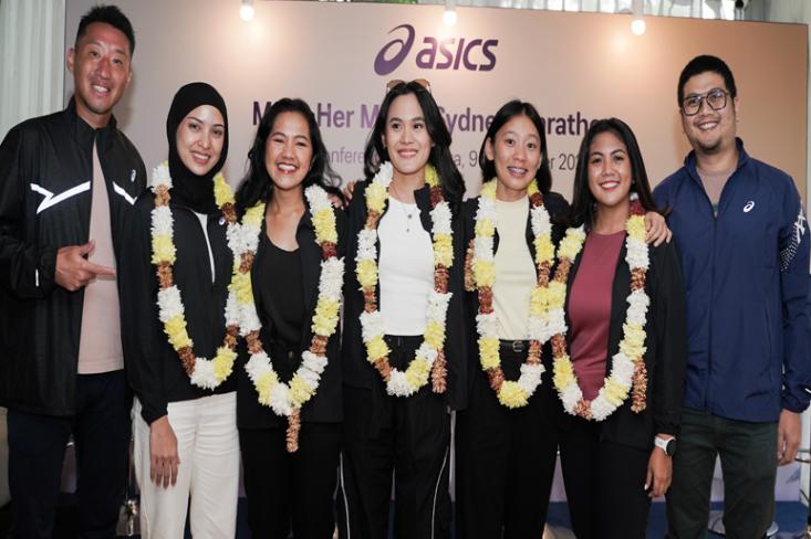 Perwakilan kelima Move Her Mind Ambassador bersama Sota Fukushima, President Director ASICS Indonesia dan Yogi Suryo Prayogo, General Manager Performance Running & APEQ Category (Foto : Ist)