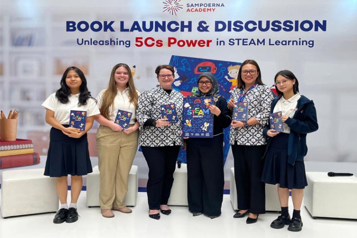 (ki-ka) Lafizha Naurah Farraige, Emma Botha, Adelina Holmes, Kikie Randini, Mary Jane, dan Claire Nikolyn Anyana dalam peluncuran buku “STEAM Adventures” karya lima siswi di Sampoena Academy BSD, Rabu, 11 September 2024 (Foto: Ist)