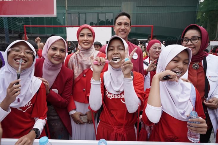 Anak-anak melakukan sikat gigi bersama di acara Peresmian Bulan Kesehatan Gigi Nasional 2024 (Foto: dok. Pepsodent)