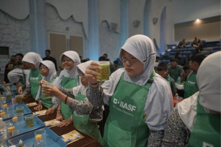 Membuat percobaan sains lautan kecil dalam gelas, lengkap dengan gelembung-gelembung yang naik turun seperti gunung api. Foto: Ist