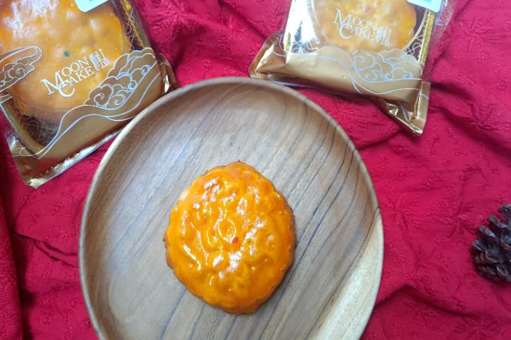Pada Festival Kue Bulan, umumnya keluarga serta teman berkumpul untuk menikmati mooncake, kue bulan yang khas dengan berbagai isian lezat (Foto: Efa)