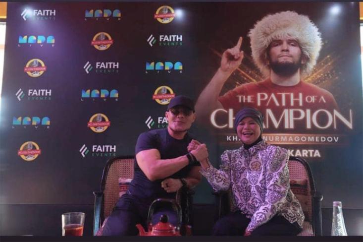 Ki-ka: Deddy Corbuzier dan Ria R. Christiana selaku Promotor dan Perwakilan MadaLive. Foto: Ist