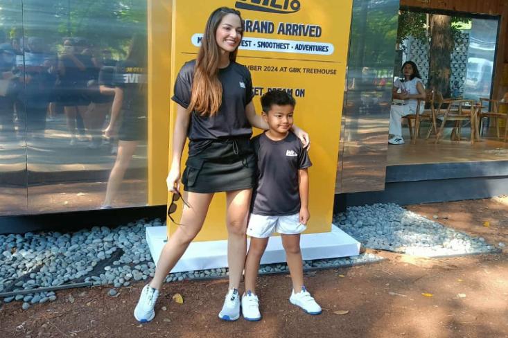 (ki-ka) Nia Ramadhani bersama putra bungsunya Magika Zalardi Bakrie dalam acara Morning Family Run yang digelar Wilio di GBK, Jakarta, Minggu, 15 September 2024 (Foto: Efa)