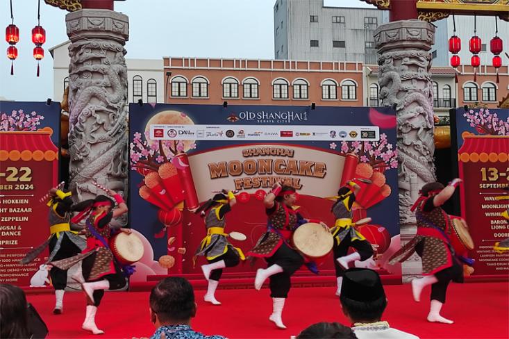 Acara Shanghai’s Mooncake Festival menghadirkan berbagai kegiatan seperti pertunjukan seni, pameran budaya dan bazaar kuliner (Foto : Retno)