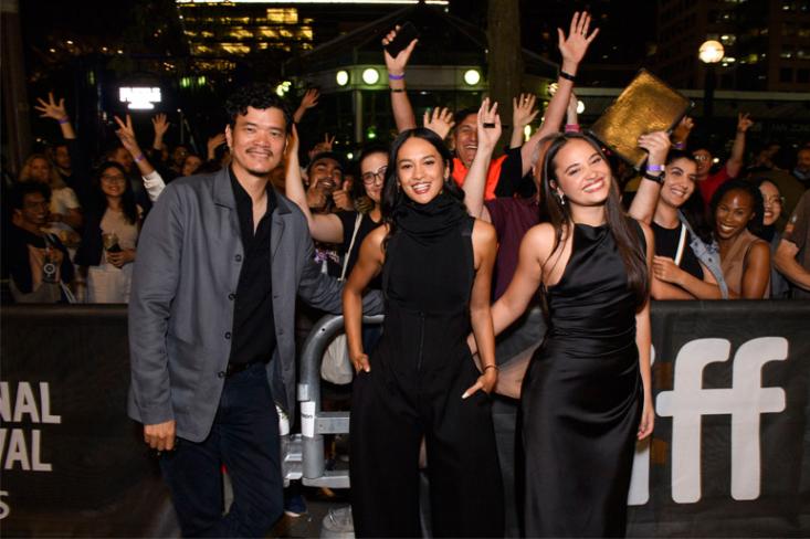 (ki-ka) Timo Tjahjanto (sutradara film The Shadow Strays),  Hana Malasan (Aktris) dan Aurora Ribero (Aktris) pada acara Midnight Madness di Festival Film Internasional Toronto (Foto: doc. Netflix)