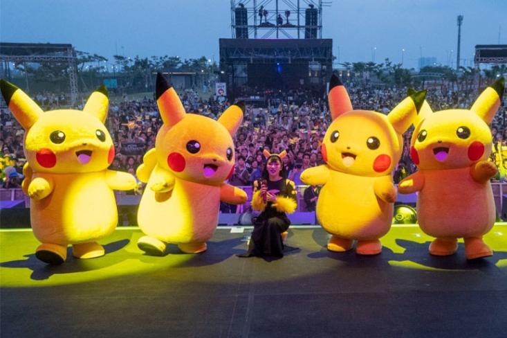 Kolaborasi istimewa Isyana Sarasvati dan para Pikachu di atas panggung sukses hibur ribuan penggemar di acara Pikachu's Indonesia Journey hari ke-2 di Community Park PIK 2, Jakarta, Minggu, 22 September 2024 (Foto: dok. The Pokemon Company)