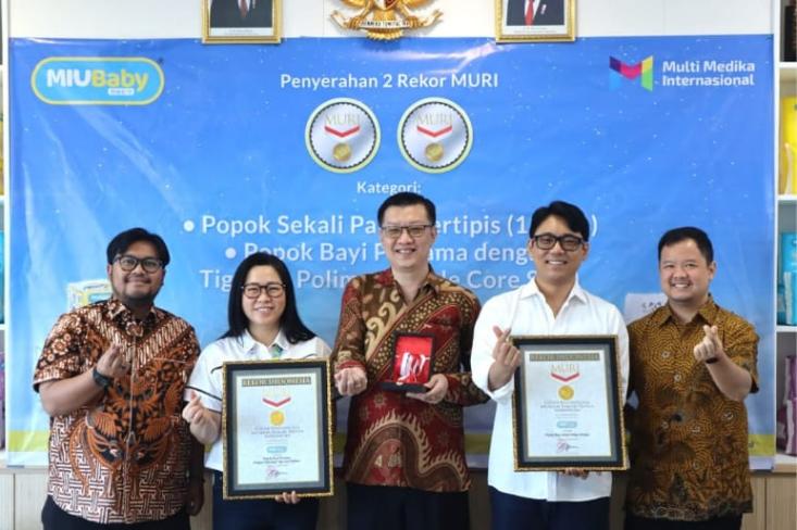 (Ki-ka): Andre Purwandono, S.S (Senior Customer Relations Manager MURI), Eveline Natalia Susanto (CFO MMI), Mengky Mangarek (CEO MMI), Christopher Lee (COO MMI), dan Osmar Semesta Susilo, MIB (Wakil Direktur Utama MURI). Foto: Ist