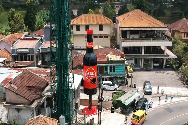 Sebagai rangkaian kampanye ‘Ahlinya Buat Citarasa’, ABC kembali hadirkan botol kecap raksasa yang ikonik di kawasan Puncak dengan wajah baru yang lebih modern (Foto : Ist)