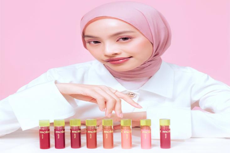 Hasil optimal dari Wardah Moist Dew Tint dapat dirasakan mulai dari 5 hingga 10 menit pemakaian, menghasilkan healthy-gloss dan transfer-resistant color yang stays on di bibir (Foto : Ist)