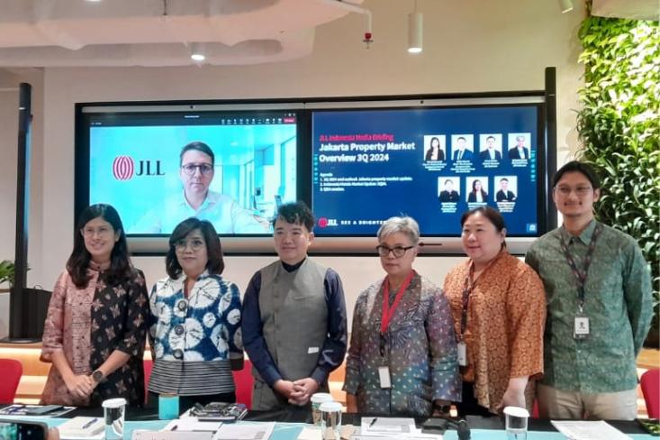 Ki-ka: Julien Naouri (layar), Farazia Basarah, Naomi Patadungan, Head of Property Management, JLL Indonesia; Herully Suherman, Senior Director, Capital Markets, JLL Indonesia; Vivin Harsanto, Angela Wibawa, dan Yunus Karim. Foto: Novi