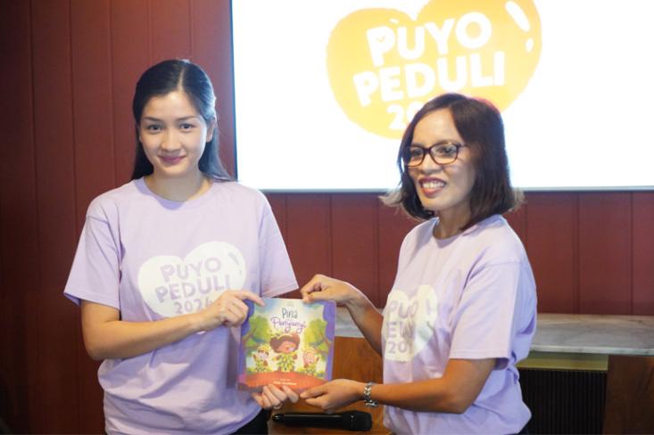 (ki-ka) Eugenie Patricia, Co-Founder Puyo Desserts dan Victoriani Inabuy, Kepala Sekolah Abdi Kasih Bangsa NTT dalam acara peluncuran Puyo Peduli 2024 untuk mengajak masyarakat ikut serta membangun sekolah di NTT (Foto: Efa)