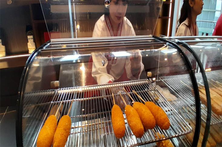 Korean Stick adalah inovasi yang terinspirasi dari corndog khas Korea. Foto: Novi