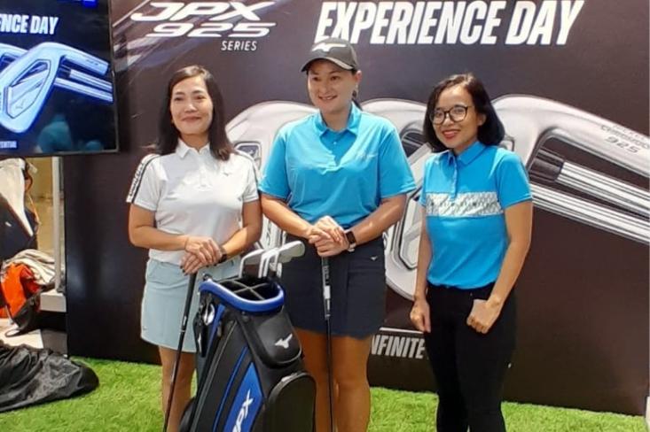 Ki-ka: Tinneke Agustina (Merchandising General Manager Golf House), Pegolf Pro Putri Indonesia (Dea Mahendra), dan Martina Harianda Mutis. Foto: Novi