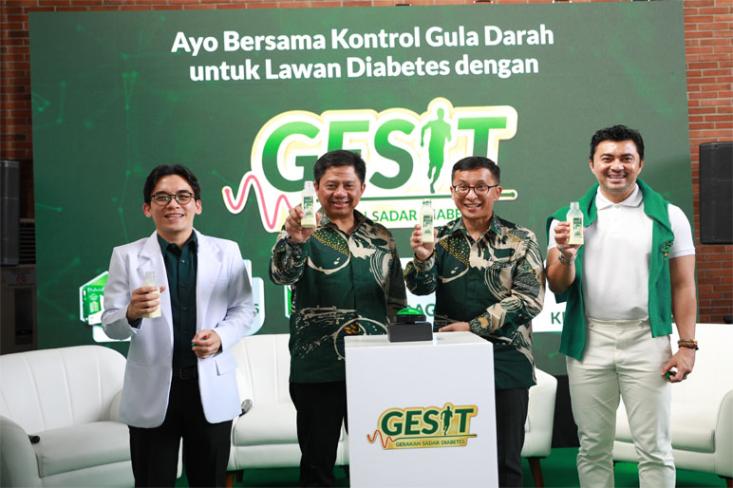 Ki-ka: Dokter Spesialis Gizi Klinik dr. Christopher Andrian, M.Gizi, Sp.GK; President Director Kalbe Nutritionals Rivanda Idiyanto; Director of Adult and Specialized Nutrition Kalbe Nutritionals Robertus Parulian Purba; dan Public Figure Anjasmara. 