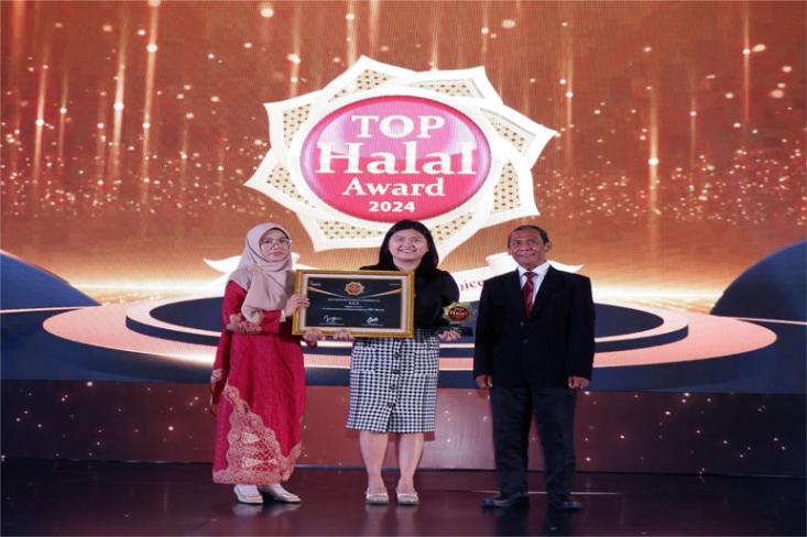 Aice raih penghargaan Top Halal Award 2024, diterima oleh Senior Brand Manager AICE Group, Sylvana (tengah). Foto: Ist