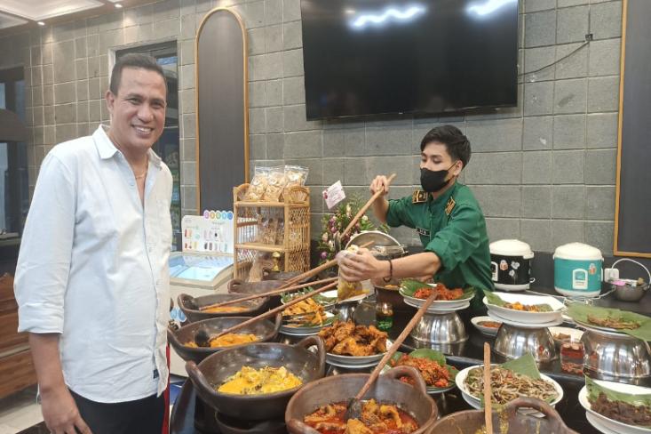 Moch. Yunaldi, S.H (kiri), Owner Nasi Kapau Pangeran Mudo di restoran cabang ke-6 di Menteng (Foto: Efa)