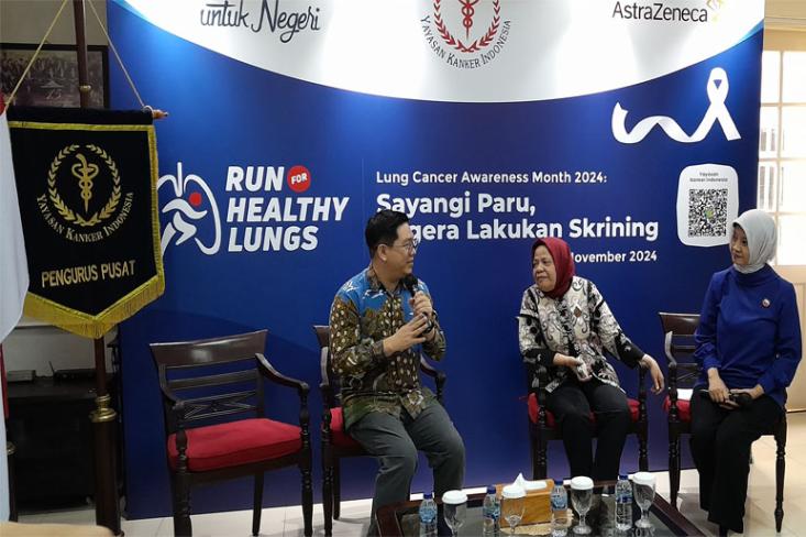 Ki-ka: dr. Feddy (Medical Director AstraZeneca Indonesia), Prof. dr. Elisna Syahruddin, Ph.D., Sp.P(K), dan Pratiwi Astar (Humas YKI). Foto: Novi