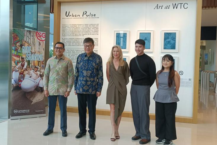 (ki-ka) Mohamed Hafez Marican (STB Area Director), HE Kwok Fook Seng (Singapore Ambassador to Indonesia), Deborah Iskandar (Founder ISAAD), Aiman (Artist), Kenenza Michiko Hasan (Curator) di pameran Urban Pulse (Foto: Efa)
