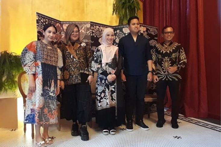 Ki-ka: Nagita Slavina (Le Nusa), desainer Batik Kendil Emas Mel Ahyar, Chacha Frederica, Dico M. Ganinduto Bupati Kendal, dan Toni Ari Wibowo, Kadin Perdagangan Koperasi dan UKM Kabupaten Kendal. Foto: Novi