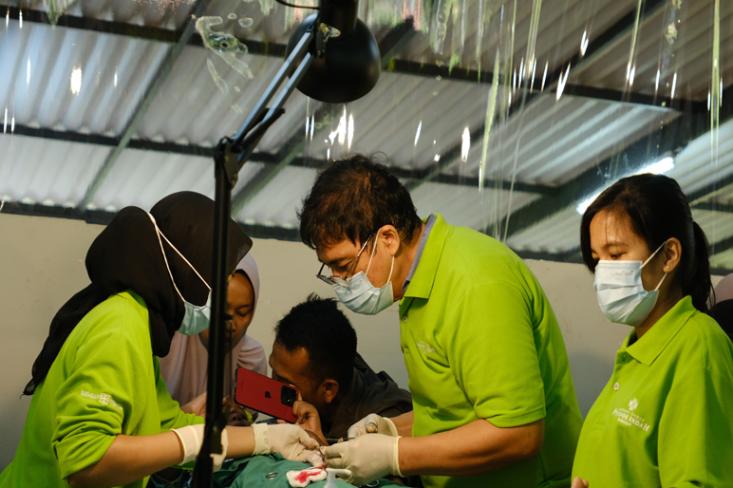 Kepedulian tinggi terhadap kehidupan sosial dan kesehatan anak-anak Indonesia menjadi latar belakang terselenggaranya kegiatan khitanan massal dan bakti sosial lingkungan oleh RS Pondok Indah Group dan Lions Club Jakarta (Foto : Ist)