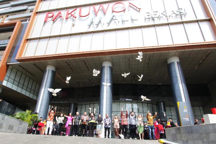 Peresmian pembukaan Pakuwon Mall Bekasi dimeriahkan dengan simbolis pelepasan burung merpati (Foto: dok. pri)