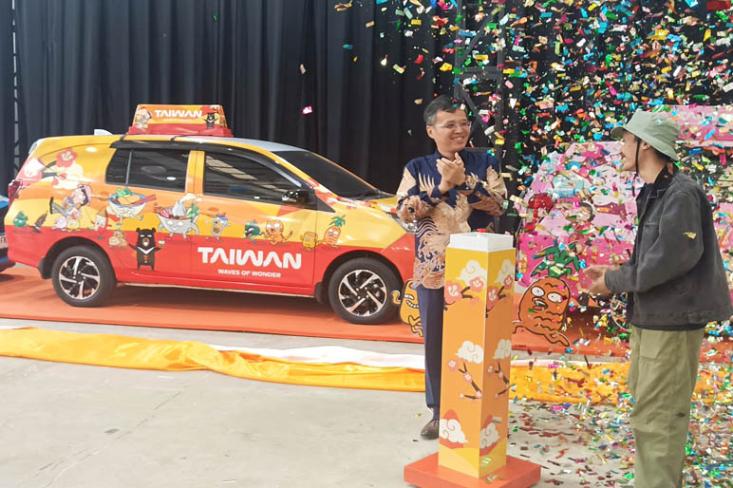 Taiwan Tourism Administration (TTA) meluncurkan kampanye Menyala Taiwan-ku di Jakarta, 28 November 2024, yang dihadiri oleh Mr. Abe Chou Shih Pi (kiri) dan (kanan) Nurfadli Mursyid, Ilustrator Tahilalats (Foto: Efa)