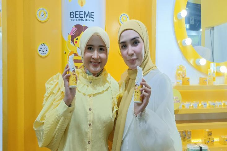Sheila Taradia Habib (kiri) dan Momfluencer Hamidah Rachmayanti (kanan) di sela peluncuran Beeme Daily Nourishing Hair Lotion di pameran IMBEX, JCC Jakarta (Foto: Efa)