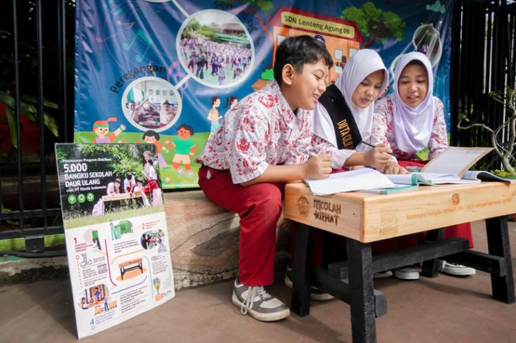 PT Nestlé Indonesia luncurkan program distribusi 5.000 bangku daur ulang ke 500 Sekolah Dasar di Indonesia wujud komitmen keberlanjutan Nestlé Indonesia bersama Kemendikdasmen RI dan KLH RI (Foto : Ist)