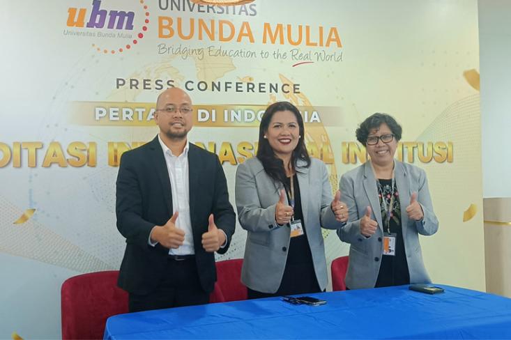 (ki-ka) Helmy Yusuf, Ph.D., ASIIN Country Representative for Indonesia, Young Dame R Napitupulu, Direktur Marketing UBM, dan Kandi Sofia Senastri Dahlan, MBA, Ph.D., Wakil Rektor Bidang Akademik (Foto: Efa)