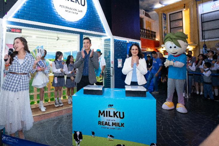 Peternakan Sapi MILKU di KidZania Jakarta resmi dibuka oleh Marketing Manager MILKU, Preeti C. Bhatnagar dan City Mayor KidZania Jakarta, Lindung Arta Mahendra (Foto: dok.pri)