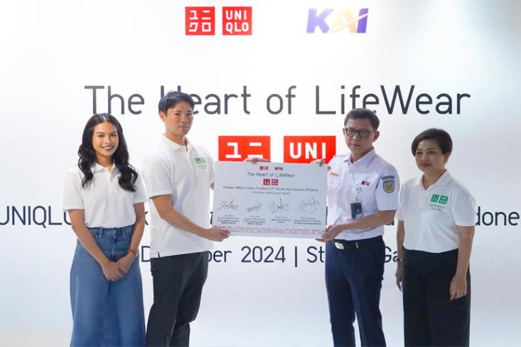 UNIQLO donasikan ribuan innerware AIRism kepada Frontliners KAI lewat inisiatif global The Heart of LifeWear di stasiun Gambir, Jakarta, 16 Desember 2024 (Foto: dok)