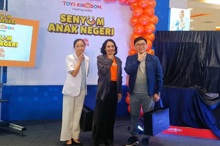 (ki-ka) dr. Debora, Sp.A, dokter spesialis anak dari Mitra Keluarga,  Ellen Widodo, GM Marketing Communication Toys Kingdom dan Soegiono, Marketing Director MilkLife (Foto: Efa)