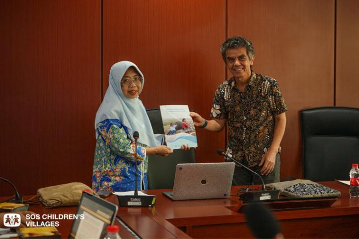 Ibu Rita Erawati, Direktur Keluarga, Perempuan, Anak, Pemuda dan Olahraga BAPPENAS dan Bapak Gregor Hadi Nitihardjo, Direktur Nasional SOS Children's Villages Indonesia (Foto: Ist)