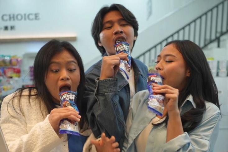 Frostbite Cookies & Cream stik bersama Raye Andre Pila (RAP), sebagai representasi figur anak muda penuh semangat (Foto: Ist)