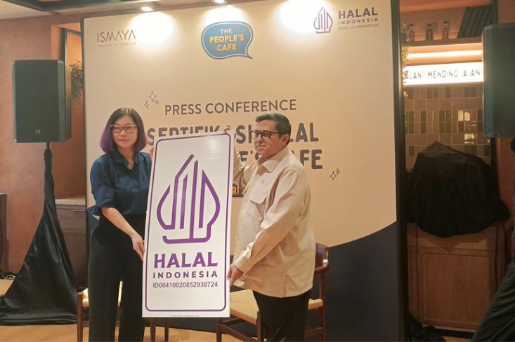 Penyerahan Sertifikat Halal The People's Cafe oleh Ahmad Haikal Hassan (kanan), Kepala Badan Penyelenggara Jaminan Produk Halal kepada Cendyarani (kanan), President Director Ismaya Grop di Jakarta, 9/1/25 (Foto: Efa)