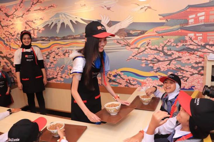 Sukiya Gyudon Restaurant hadir di KidZania Jakarta pada Kamis (16/1/25), di sini anak-anak bisa belajar tentang pelatihan chef untuk membuat gyudon sekaligus melayani pelanggan (Foto: Ist)