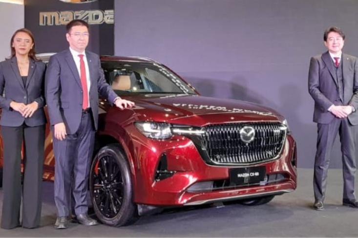 Ki-ka: Pramita Sari (Marketing & Communications General Manager), Ricky Thio (Chief Operating Officer PT EMI), dan Kohei Shibata (Program Manager Mazda Motor Corporation). Foto: Novi