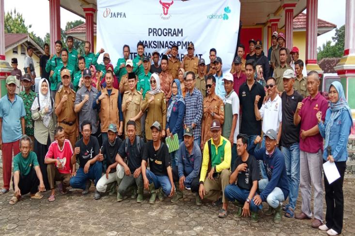 PT Santosa Agrindo menggelar program vaksinasi Penyakit Mulut dan Kuku untuk ternak masyarakat di Kecamatan Anak Tuha, Kabupaten Lampung Tengah (Foto : Ist)