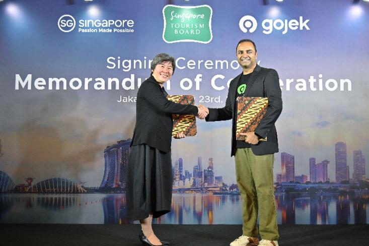 Singapore Tourism Board dan Gojek berkolaborasi tingkatkan pengalaman berlibur wisatawan Indonesia, penandatanganan kerja sama diwakili oleh Juliana Kua (kiri), Asst Executive STB dan Shobhit Singhal, COO Gojek (kanan) Foto: Ist