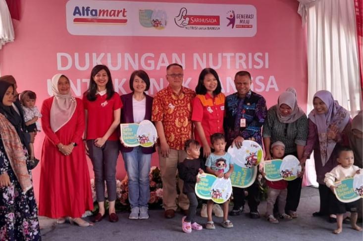 Alfamart bersama Sarihusada luncurkan program “Bantuan Nutrisi Untuk Anak Bangsa” di gerai Alfamart Raya Solear, Kabupaten Tangerang, Kamis, 30 Januari 2025. Foto: Novi