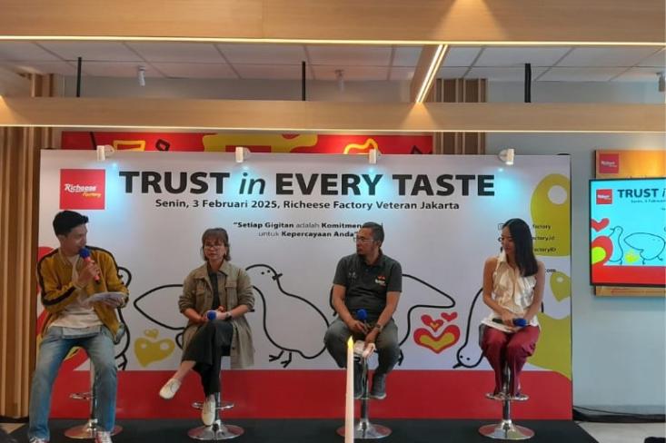 Ki-ka: MC, Fahmi Ristianty (Head of Marketing Richeese Factory), Suryana (Head Of Quality Management PT Richeese Kuliner Indonesia), dan Winny Iwandy (Food Vlogger). Foto: Novi