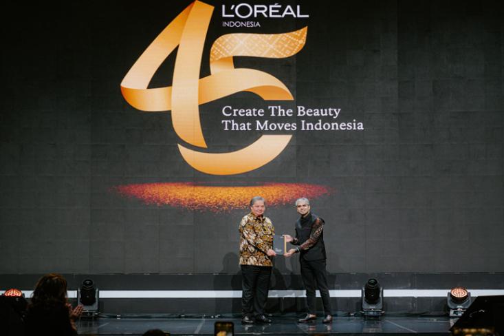 Peluncuran Buku The The Essentiality of Beauty oleh Presiden Direktur L’Oréal Indonesia, Junaid Murtaza bersama Airlangga Hartarto, Menteri Koordinator Bidang Perekonomian Republik Indonesia (Foto: Ist)